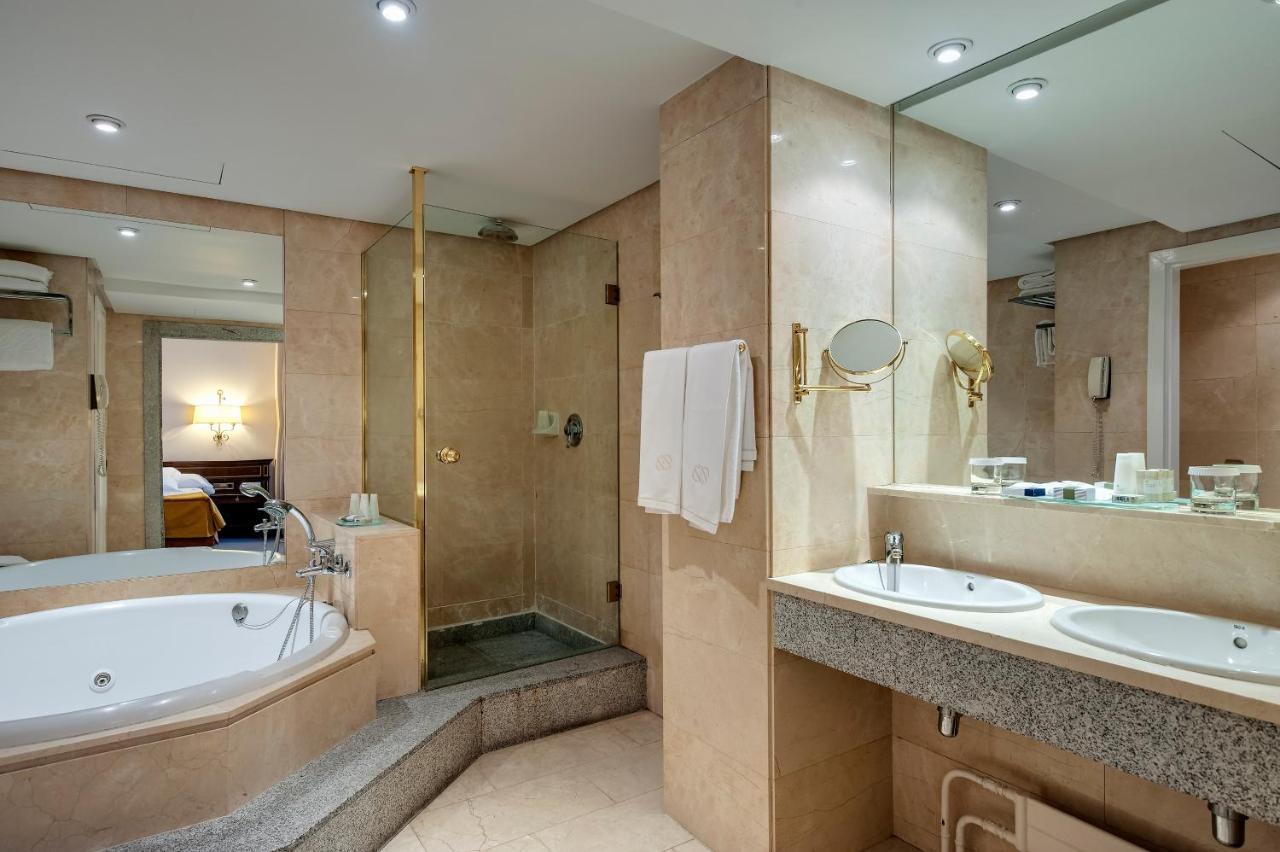 Royal Premium Jacuzzi Room